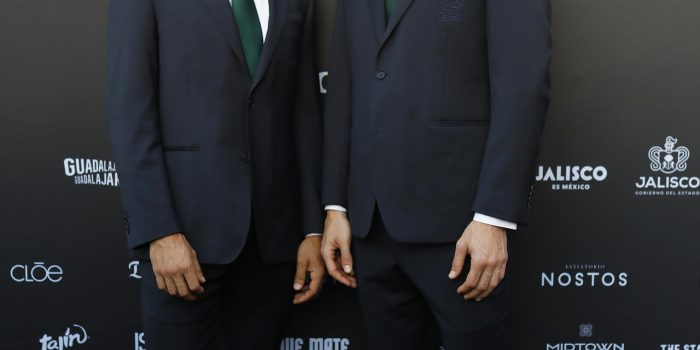 Modelos visten el traje oficial de la Selección Mexicana de Fútbol confeccionado por la marca Calderoni, durante la inauguración del Volvo Fashion Week este martes, en el Teatro Degollado en Guadalajara (México). EFE/ Francisco Guasco