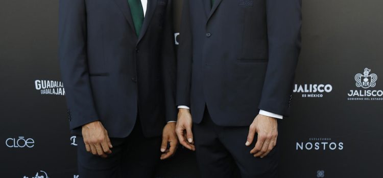 Modelos visten el traje oficial de la Selección Mexicana de Fútbol confeccionado por la marca Calderoni, durante la inauguración del Volvo Fashion Week este martes, en el Teatro Degollado en Guadalajara (México). EFE/ Francisco Guasco