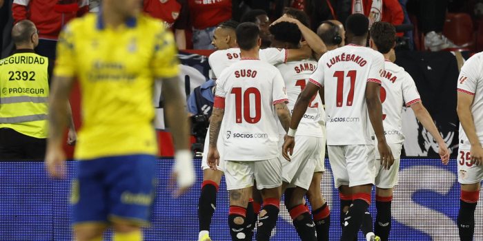 Los jugadores del Sevilla celebran el gol de García Pascual, primer gol del equipo andaluz, durante el partido de la jornada 36 de LaLiga que Sevilla FC y UD Las Palmas disputaron en el estadio Ramón Sánchez-Pizjuán. EFE/Julio Muñoz