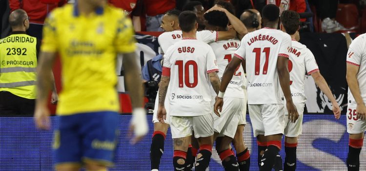 Los jugadores del Sevilla celebran el gol de García Pascual, primer gol del equipo andaluz, durante el partido de la jornada 36 de LaLiga que Sevilla FC y UD Las Palmas disputaron en el estadio Ramón Sánchez-Pizjuán. EFE/Julio Muñoz