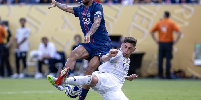 El delantero de París Saint Germain Bradley Barcola (i) disputa el balón con el centrocampista uruguayo del Real Madrid, Federico Valverde, este martes en East Rutherford (Nueva Jersey) , durante el partido que clasificó al club francés a las finales del Mundial de Clubes con una goleada por 4-0  EFE/Ángel Colmenares
