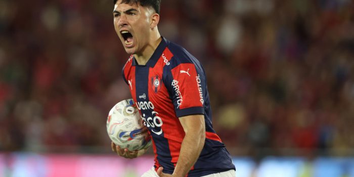 Ignacio Aliseda, de Cerro Porteño, celebra un gol en el partido ante Olimpia en el estadio Nueva Olla, en Asunción (Paraguay). EFE/Juan Pablo Pino