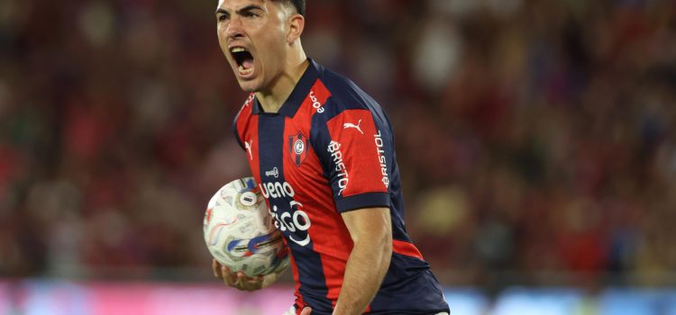 Ignacio Aliseda, de Cerro Porteño, celebra un gol en el partido ante Olimpia en el estadio Nueva Olla, en Asunción (Paraguay). EFE/Juan Pablo Pino