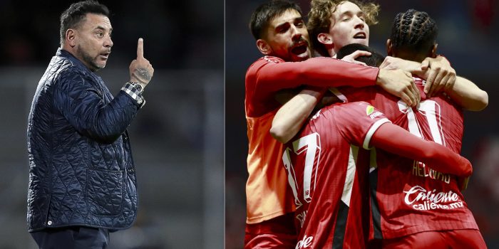 Combo de dos fotografías que muestra al entrenador Antonio Mohamed de Toluca(i) y a jugadores de Diablos Rojos de Toluca celebrando un gol. EFE/ Isaac Esquivel/ Alex Cruz