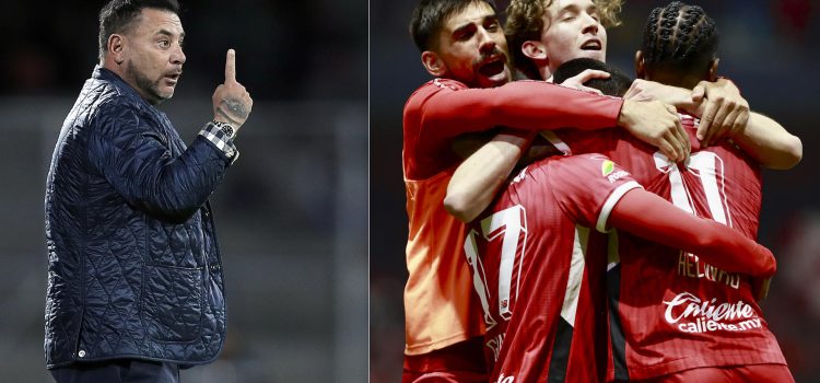 Combo de dos fotografías que muestra al entrenador Antonio Mohamed de Toluca(i) y a jugadores de Diablos Rojos de Toluca celebrando un gol. EFE/ Isaac Esquivel/ Alex Cruz