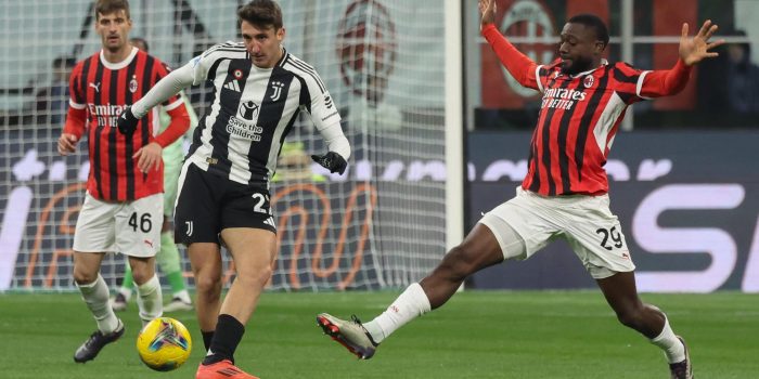 El jugador del Juventus FC Andrea Cambiaso, ante el medio del AC Milan Youssouf Fofana durante el partido de la Serie A que han jugado AC Milan y Juventus FC en el Giuseppe Meazza Stadium en Milan, Italia. EFE/EPA/ROBERTO BREGANI