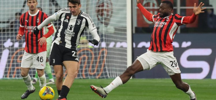 El jugador del Juventus FC Andrea Cambiaso, ante el medio del AC Milan Youssouf Fofana durante el partido de la Serie A que han jugado AC Milan y Juventus FC en el Giuseppe Meazza Stadium en Milan, Italia. EFE/EPA/ROBERTO BREGANI