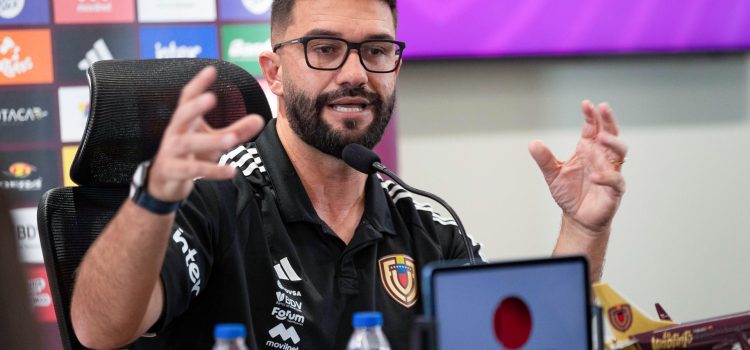El director técnico de la selección venezolana de fútbol femenino, el brasileño Ricardo Belli, habla durante una rueda de prensa este viernes, en Caracas (Venezuela). EFE/ Ronald Peña R