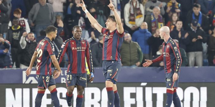 El delantero del Levante Carlos Espí (2d) celebra su segundo gol durante el partido de la jornada 26 de LaLiga de fútbol que Levante UD y Deportivo Alavés disputan este viernes en el estadio Ciutat de Valencia. EFE/Ana Escobar