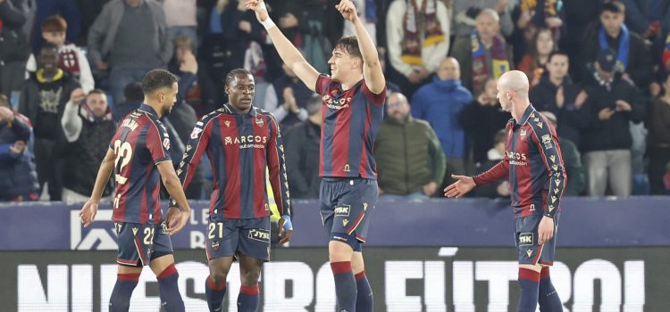 El delantero del Levante Carlos Espí (2d) celebra su segundo gol durante el partido de la jornada 26 de LaLiga de fútbol que Levante UD y Deportivo Alavés disputan este viernes en el estadio Ciutat de Valencia. EFE/Ana Escobar