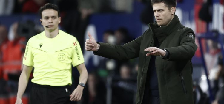 El entrenador italiano del Osasuna, Alessio Lisci, durante el partido de la jornada 25 de LaLiga EA Sports que disputaron el CA Osasuna y el Real Madrid, en el estadio El SADAR de Pamplona. EFE/ Jesús Diges