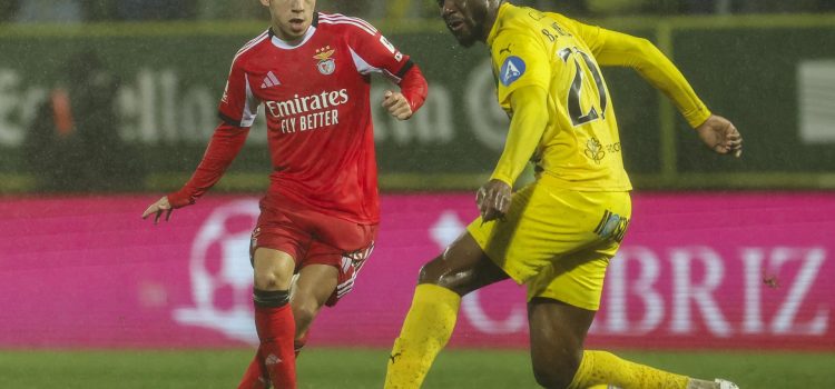 El juagdor del Tondela Jordan Siebatcheu (d) en acción anter Gianluca Prestianni, del Benfica, durante el partido de la Liga Portuguesa jugado en el Joao Cardoso Stadium, en Tondela, Viseu, Portugal, EFE/EPA/PAULO NOVAIS