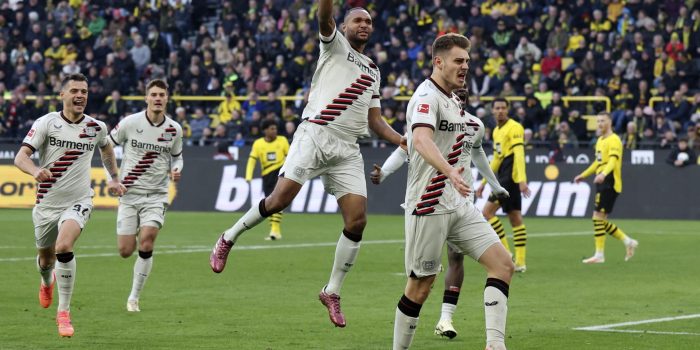 El jugador del Leverkusen Josip Stanisic (d) celebra su gol durante el partido de la Bundesliga que han jugado Borussia Dortmund y Bayer 04 Leverkusen en Dortmund, Alemania. EFE/EPA/CHRISTOPHER NEUNDORF