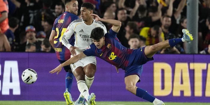 El defensa del FC Barcelona Pau Cubarsí (d) lucha con Jude Bellingham, del Real Madrid, en el Camp Nou, en Barcelona en foto de archivo Enric Fontcuberta. EFE
