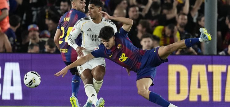 El defensa del FC Barcelona Pau Cubarsí (d) lucha con Jude Bellingham, del Real Madrid, en el Camp Nou, en Barcelona en foto de archivo Enric Fontcuberta. EFE