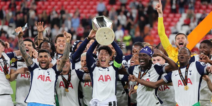 Los jugadores del Tottenham celebran con el trofeo el título de la Liga Europa, tras ganar la final que Tottenham Hotspur y Manchester United disputaron este miércoles en el estadio de San Mamés, en Bilbao. EFE/Luis Tejido