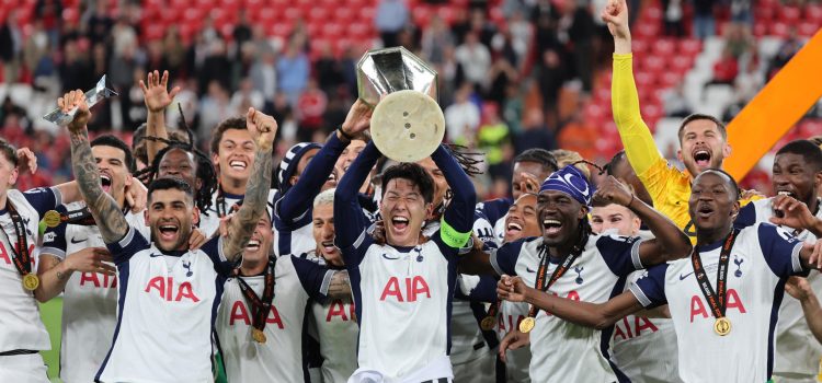 Los jugadores del Tottenham celebran con el trofeo el título de la Liga Europa, tras ganar la final que Tottenham Hotspur y Manchester United disputaron este miércoles en el estadio de San Mamés, en Bilbao. EFE/Luis Tejido