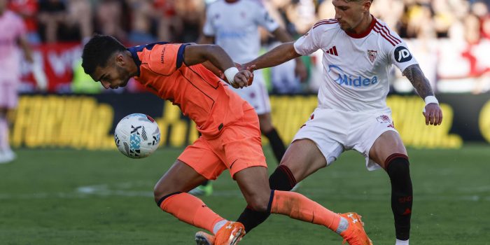 El delantero del Barcelona Ferrán Torres, y el defensa del Sevilla José Carmona, durante el partido de la jornada 8 de Laliga EA Sports, en el estadio Sánchez-Pizjuán en Sevilla.-EFE/ Julio Muñoz