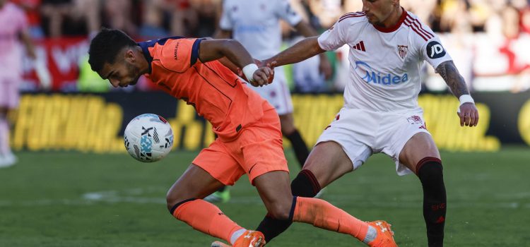 El delantero del Barcelona Ferrán Torres, y el defensa del Sevilla José Carmona, durante el partido de la jornada 8 de Laliga EA Sports, en el estadio Sánchez-Pizjuán en Sevilla.-EFE/ Julio Muñoz