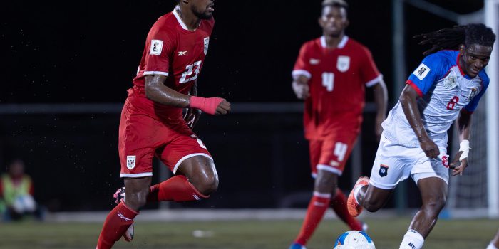 Warren Moss (d), de Belice, disputa un balón con Michael Murillo, de Panamá, en un partido de las eliminatorias de la Concacaf para el Mundial de 2026 entre las selecciones de Belice y Panamá en el FFB Field en Belmopán (Belice). EFE/ Eliecer Augusto Aizprua