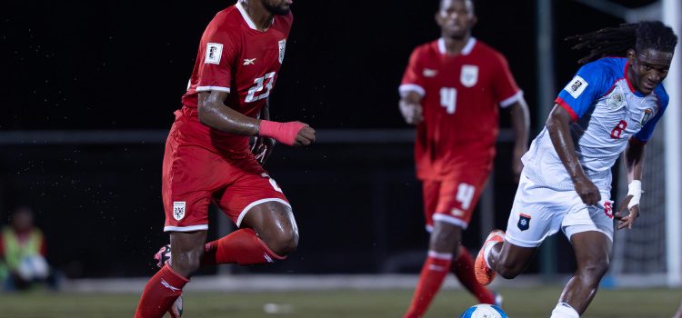 Warren Moss (d), de Belice, disputa un balón con Michael Murillo, de Panamá, en un partido de las eliminatorias de la Concacaf para el Mundial de 2026 entre las selecciones de Belice y Panamá en el FFB Field en Belmopán (Belice). EFE/ Eliecer Augusto Aizprua