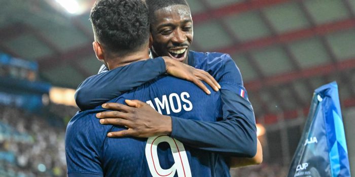 Goncalo Ramos (izquierda), del París Saint-Germain, celebra con Ousmane Dembélé tras marcar el 2-2 durante la final de la Supercopa de la UEFA 2025 entre el París Saint-Germain y el Tottenham Hotspur en Udine, Italia, el 13 de agosto de 2025.(Italia) EFE/EPA/Alessio Marini