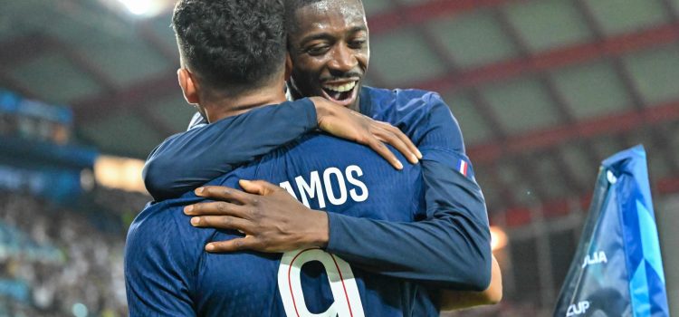 Goncalo Ramos (izquierda), del París Saint-Germain, celebra con Ousmane Dembélé tras marcar el 2-2 durante la final de la Supercopa de la UEFA 2025 entre el París Saint-Germain y el Tottenham Hotspur en Udine, Italia, el 13 de agosto de 2025.(Italia) EFE/EPA/Alessio Marini