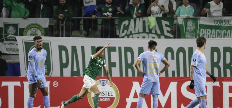 Murilo (c) celebra su gol, el primero de Palmeiras en el triunfo ante el Bolívar en el estadio Allianz Parque. EFE/ Sebastiao Moreira