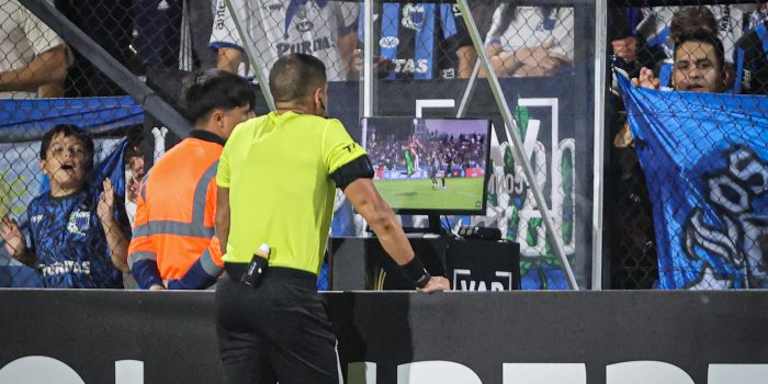 Un árbitro revisa una jugada en pantalla en foto de archivo de Gaston Britos