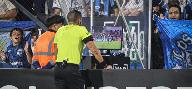 Un árbitro revisa una jugada en pantalla en foto de archivo de Gaston Britos