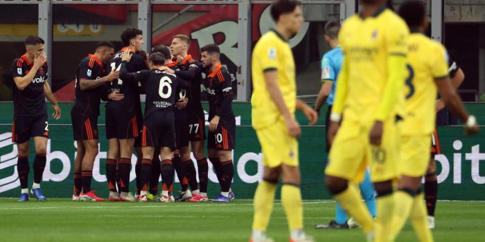El jugador del Como Nico Paz (d) celebra un gol durante el partido de la Serie A que han jugado AC Milan y Como,en Milan, Italia. EFE/EPA/MATTEO BAZZI