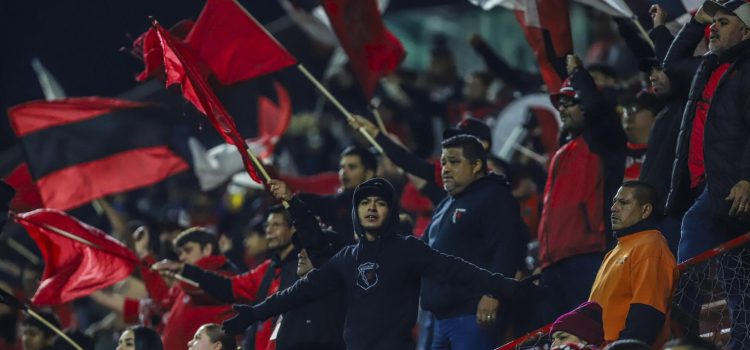Aficionados de Tijuana asisten a un partido de la quinta jornada del Torneo Clausura 2025 de la Liga MX entre Tijuana y Cruz Azul en el estadio Caliente en Tijuana (México). Imagen de archivo. EFE/ Alejandro Zepeda