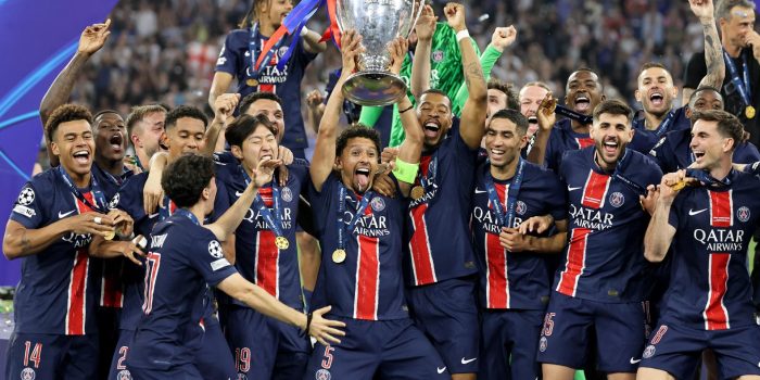 Marquinhos, capitán del París Saint-Germain, levanta el trofeo de la Liga de Campeones, en una foto de archivo. EFE/EPA/RONALD WITTEK