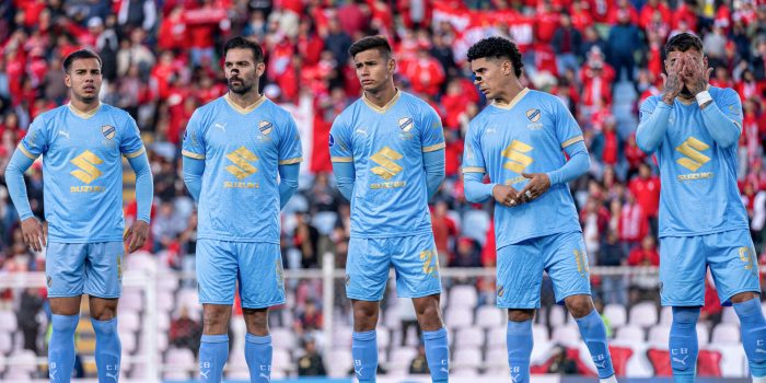 Jugadores de Bolívar reaccionan previo a un partido de octavos de final de la Copa Sudamericana . EFE/ Paloma Del Solar