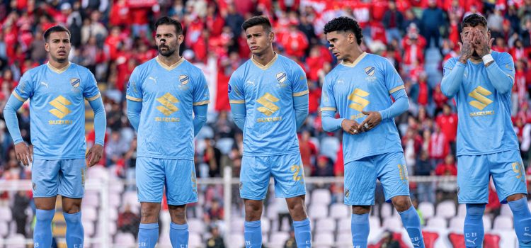 Jugadores de Bolívar reaccionan previo a un partido de octavos de final de la Copa Sudamericana . EFE/ Paloma Del Solar