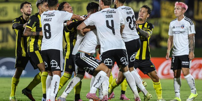Jugadores de Peñarol y Colo Colo se enfrentan en un partido de la Serie Río de La Plata entre Peñarol y Colo-Colo en el Estadio Centenario en Montevideo (Uruguay). EFE/Gastón Britos
