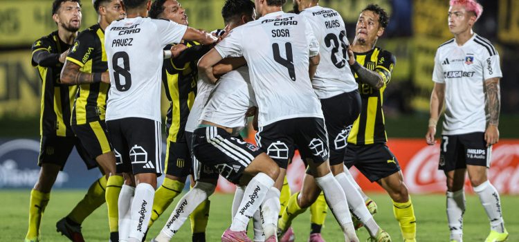 Jugadores de Peñarol y Colo Colo se enfrentan en un partido de la Serie Río de La Plata entre Peñarol y Colo-Colo en el Estadio Centenario en Montevideo (Uruguay). EFE/Gastón Britos
