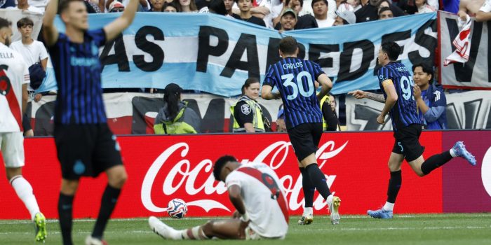 El jugador del Inter de Milán Alessandro Bastoni (d) celebra luego de anotar ante River Plate. EFE/JOHN G. MABANGLO