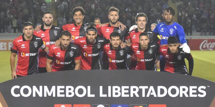 Fotografía de archivo en la que se registró a jugadores del Melgar de Perú, en el estadio Monumental de la UNSA, en Arequipa (Perú). EFE/José Sotomayor