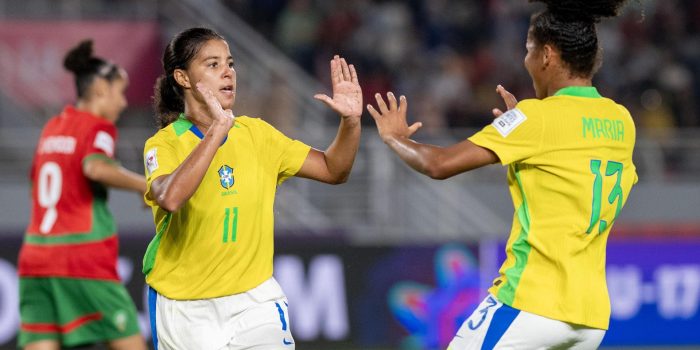 La brasileña Giovanna Waksman (i) celebra con su compañera Maria el 0-2 ante Marruecos en el partido inaugural del Mundial femenino sub-17. EFE/EPA/JALAL MORCHIDI