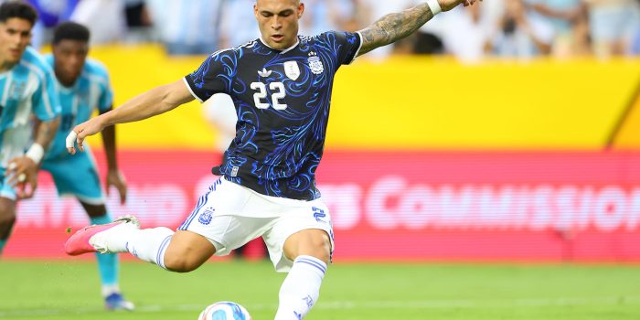 Lautaro Martínez, de Argentina, patea un penalti para abrir el marcador este sábado en un partido amistoso ante Honduras previo al Mundial 2026 en el Kyle Field de Texas (Estados Unidos). EFE/ Carlos Ramírez