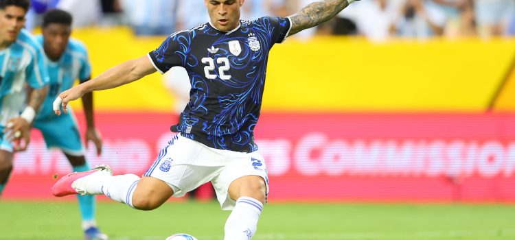 Lautaro Martínez, de Argentina, patea un penalti para abrir el marcador este sábado en un partido amistoso ante Honduras previo al Mundial 2026 en el Kyle Field de Texas (Estados Unidos). EFE/ Carlos Ramírez
