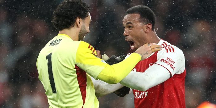 David Raya y Gabriel, tras eliminar en semifinales al Atlético de Madrid. EFE/EPA/NEIL HALL
