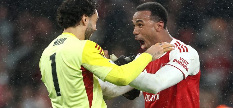 David Raya y Gabriel, tras eliminar en semifinales al Atlético de Madrid. EFE/EPA/NEIL HALL