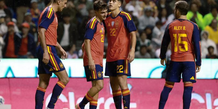 Jugadores de España celebran un gol este lunes, en un partido amistoso entre España y Perú previo al Mundial de Fútbol 2026 en el estadio Cuauhtémoc en Puebla (México). EFE/ Alex Cruz