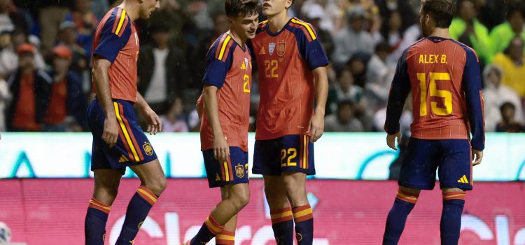 Jugadores de España celebran un gol este lunes, en un partido amistoso entre España y Perú previo al Mundial de Fútbol 2026 en el estadio Cuauhtémoc en Puebla (México). EFE/ Alex Cruz