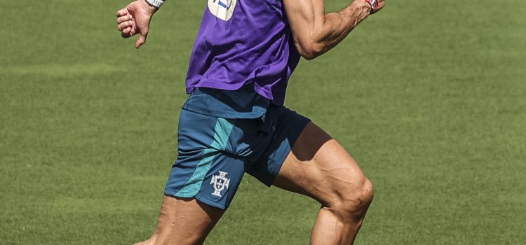 Cristiano Ronaldo hará historia al disputar la sexta Copa del Mundo de su legendaria carrera: CR7 será, por una vez, CR6. EFE/EPA/MIGUEL A. LOPES