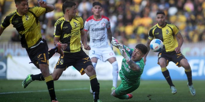 Bruno Cabrera (2-i), de Coquimbo disputa un balón con Jorge Pena, de Unió, en un partido de la Liga de Primera entre Coquimbo Unido y Unión La Calera en el estadio Francisco Sánchez Rumoroso, en Coquimbo (Chile). EFE/Hernán Contreras