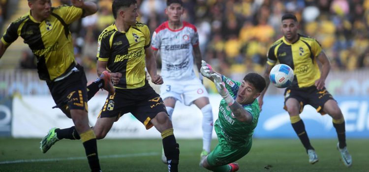 Bruno Cabrera (2-i), de Coquimbo disputa un balón con Jorge Pena, de Unió, en un partido de la Liga de Primera entre Coquimbo Unido y Unión La Calera en el estadio Francisco Sánchez Rumoroso, en Coquimbo (Chile). EFE/Hernán Contreras