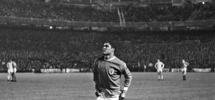 El futbolista portugués Eusebio del Benfica durante el partido de vuelta contra el Real Madrid de cuartos de final de Copa de Europa EN 1965, celebrado en el estadio Santiago Bernabeu. EFE/ap